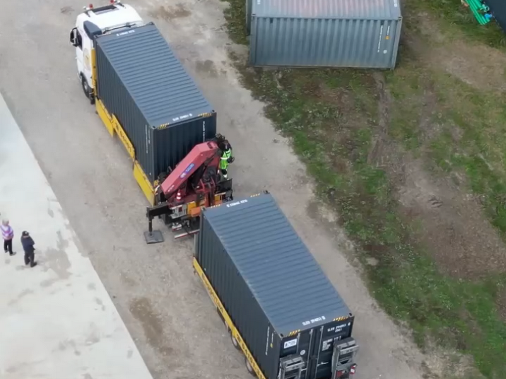 Erfolgreiche Lieferung: 2x 20' HC Seecontainer in RAL7016 Anthrazitgrau