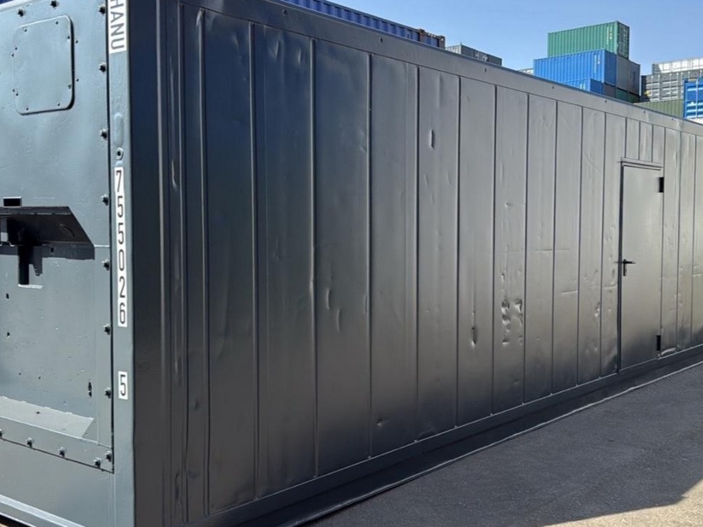 Projekt-Highlight: 40'HC Kühlcontainer mit Personentür und individueller Lackierung