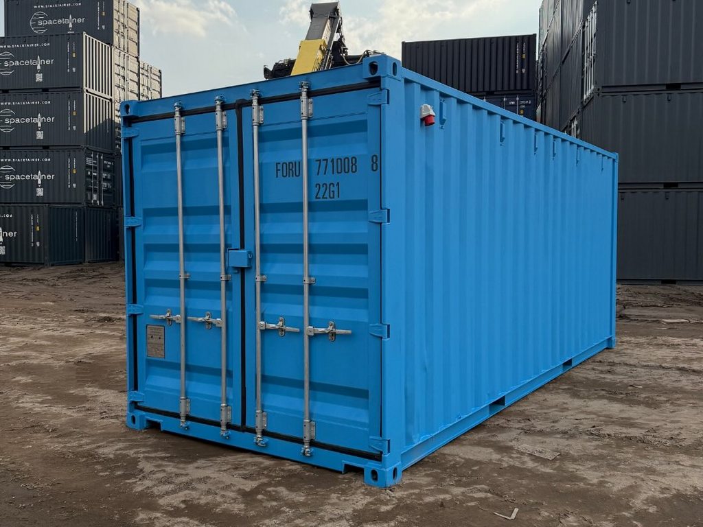 Projekt abgeschlossen: 4 × 20' Seecontainer in Sonderfarbe mit Elektropaket